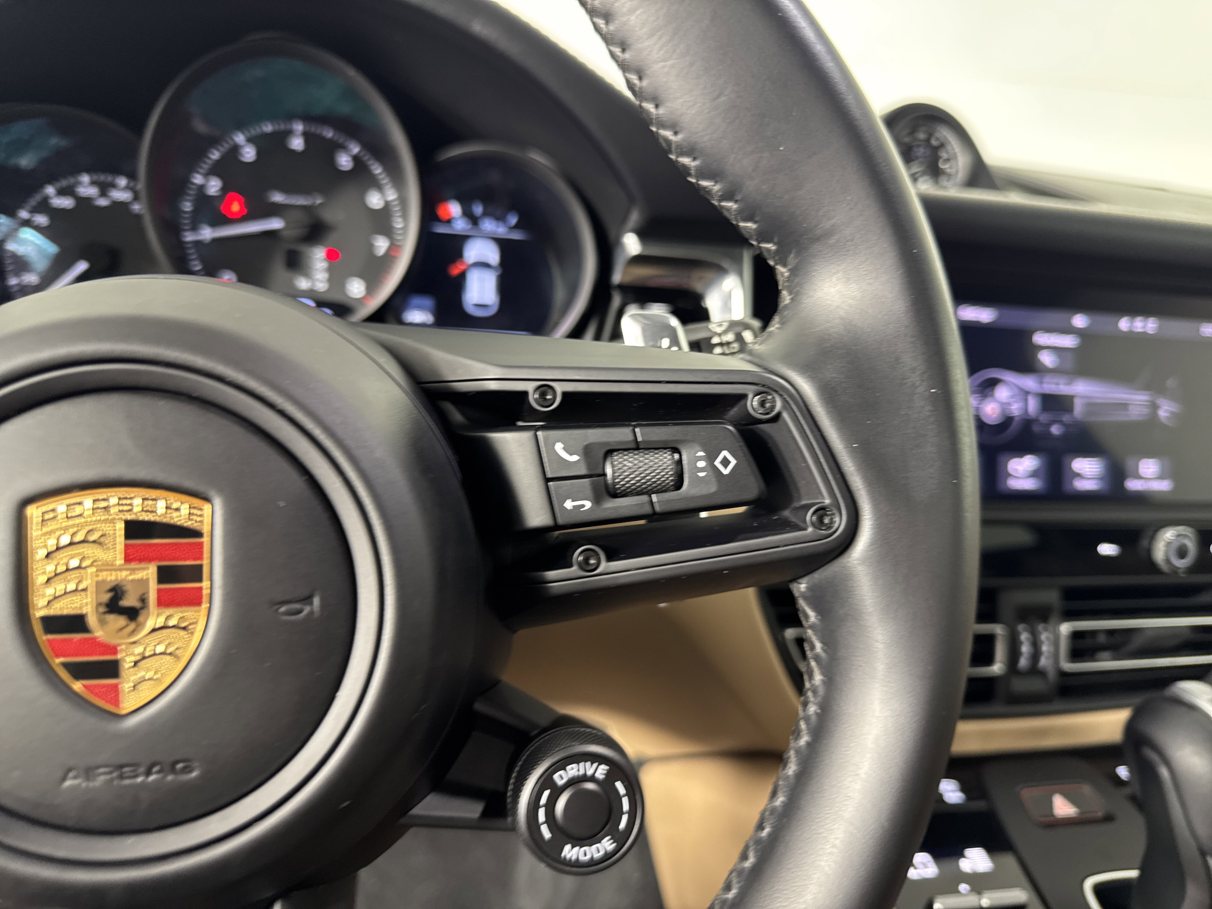 Used 2023 Porsche Macan Turbo image 30