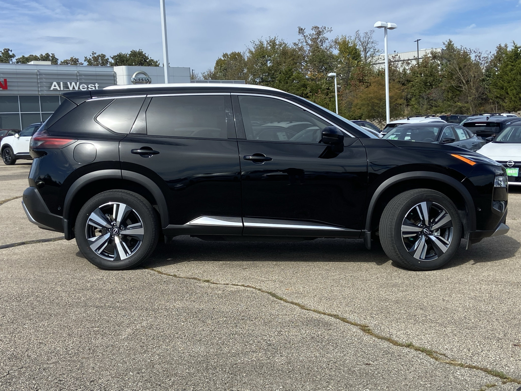 Used 2023 Nissan Rogue Platinum w/ Platinum Premium Package AWD/4WD image 2