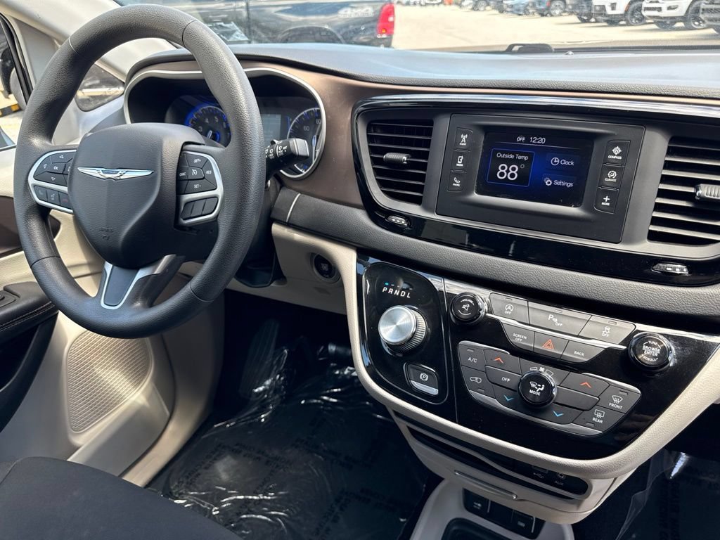 Used 2017 Chrysler Pacifica Touring FWD image 31