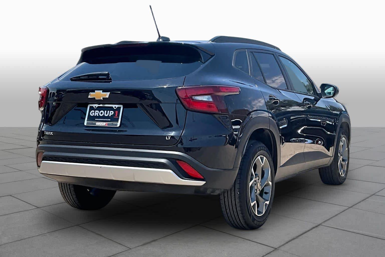 Used 2025 Chevrolet Trax LT FWD image 13
