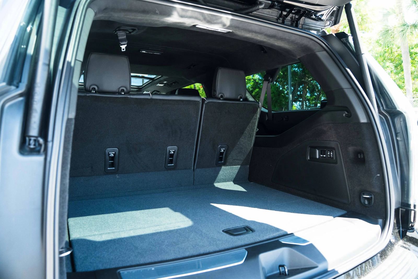 Used 2026 Cadillac Escalade ESV V w/ LPO, ONYX Package image 33