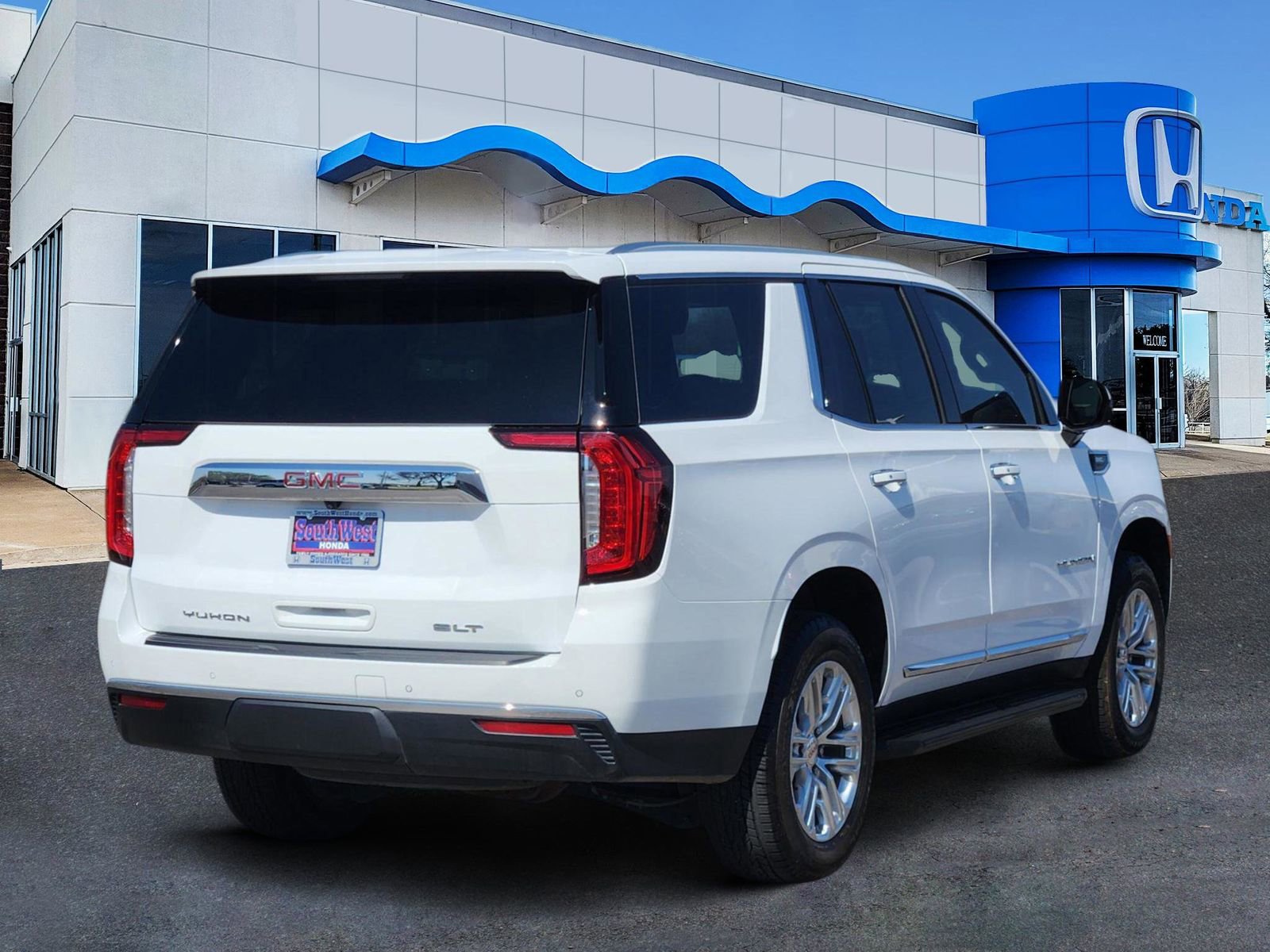 Used 2024 GMC Yukon SLT w/ SLT Premium Package image 5