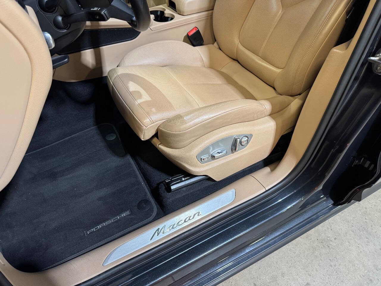 Used 2024 Porsche Macan w/ Premium Plus Package image 41