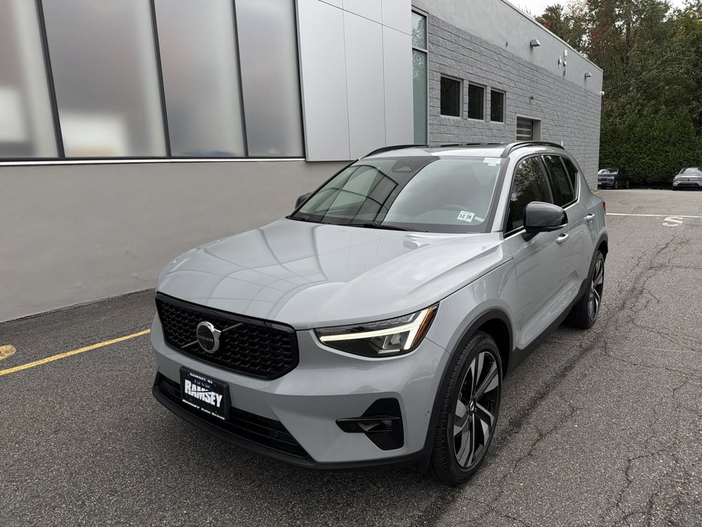Certified 2024 Volvo XC40 B5 Plus w/ Climate Package AWD/4WD image 4