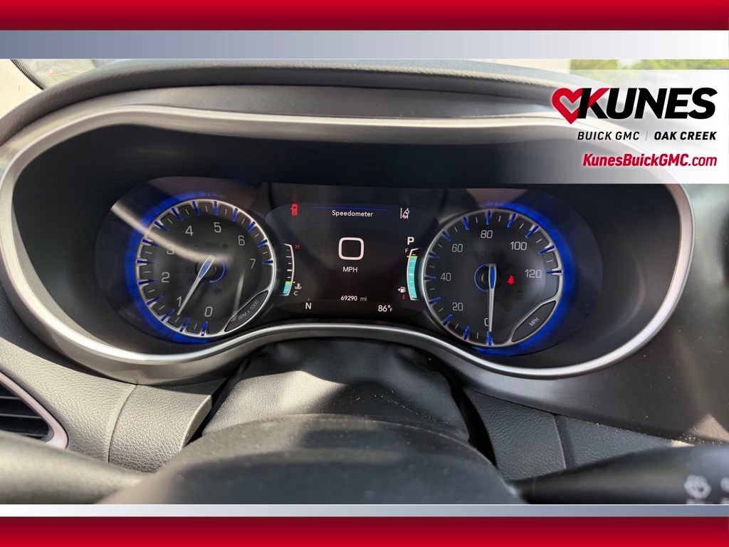 Used 2023 Chrysler Pacifica Touring-L FWD image 22