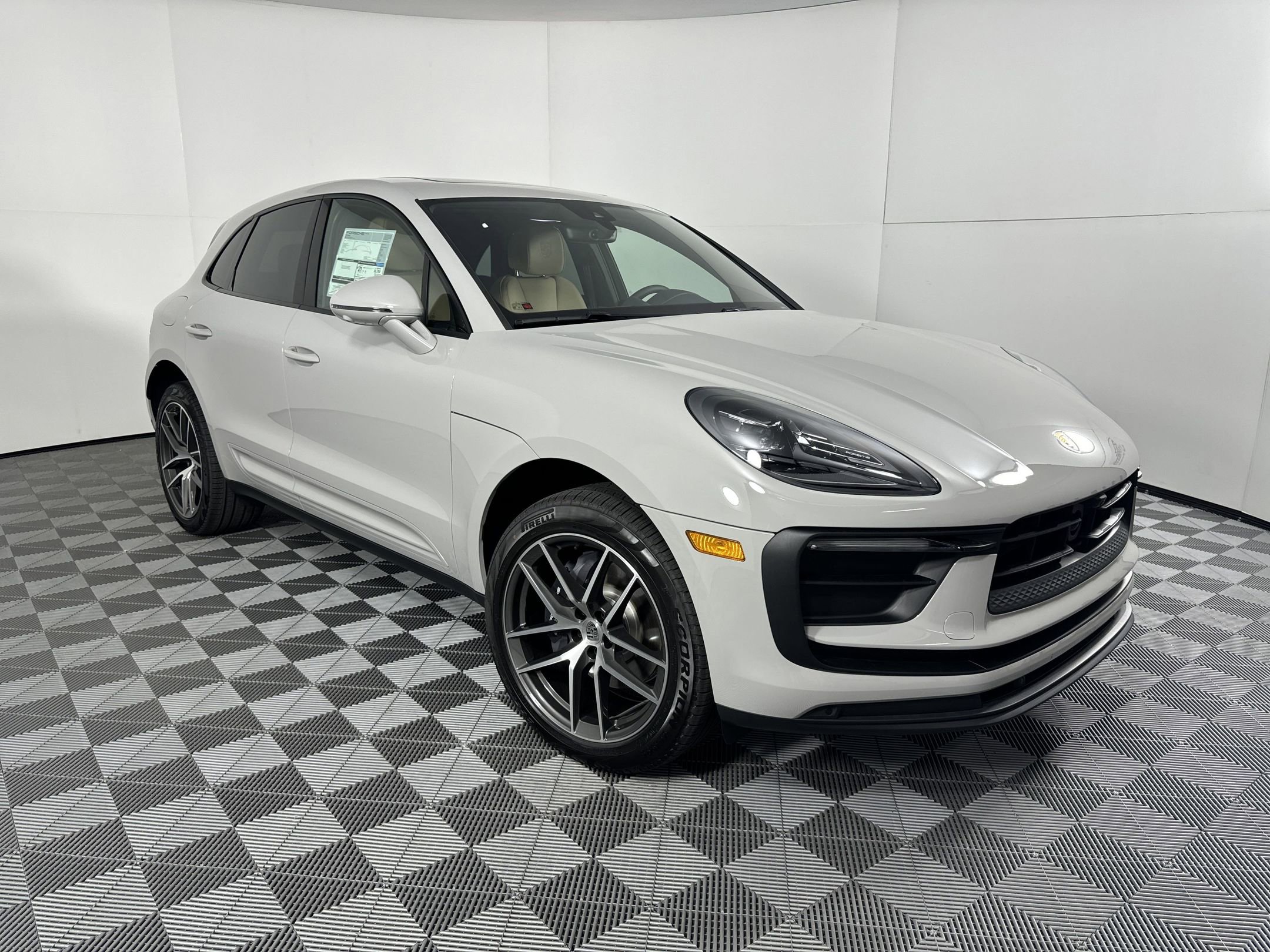 Certified 2025 Porsche Macan image 9