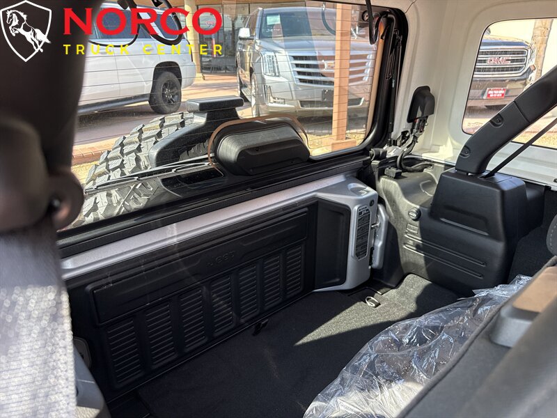 Used 2023 Jeep Wrangler Unlimited w/ Cold Weather Group AWD/4WD image 12