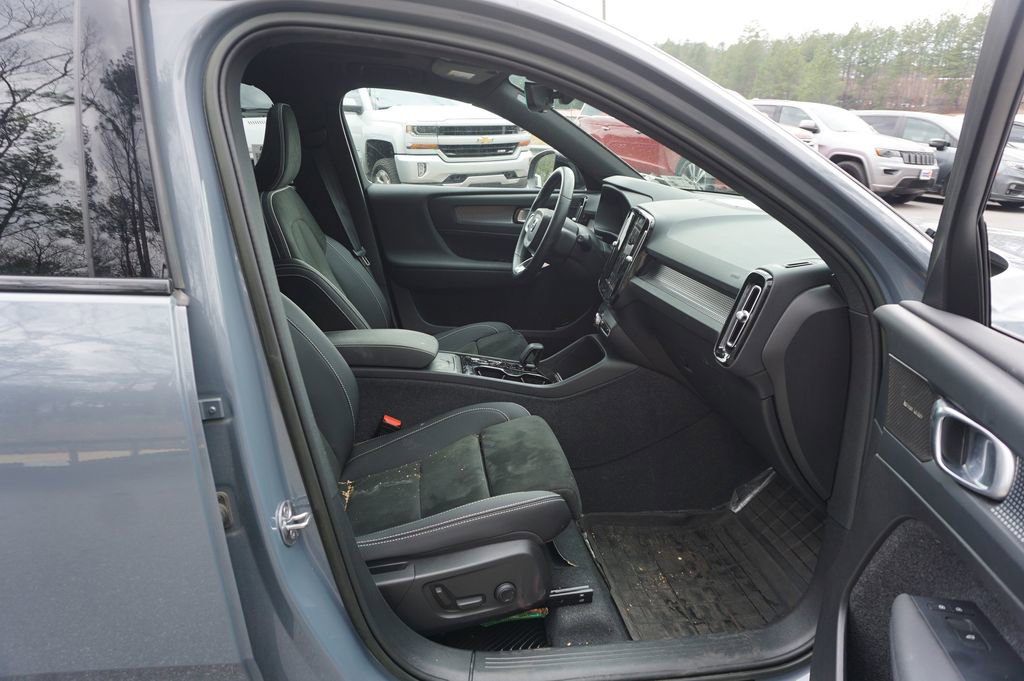 Used 2023 Volvo XC40 B4 Ultimate w/ Climate Package image 17