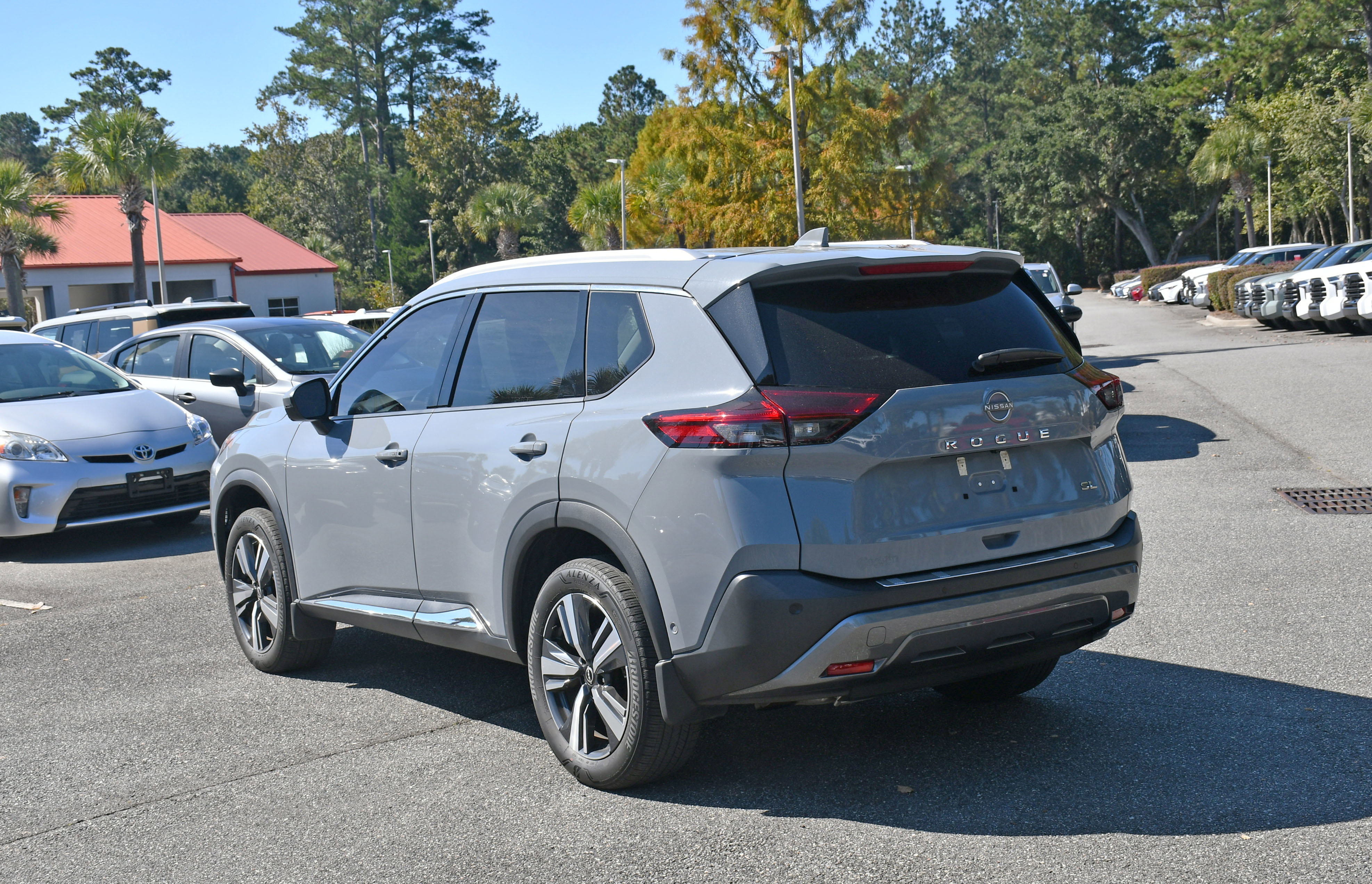 Used 2023 Nissan Rogue SL w/ SL Premium Package image 3