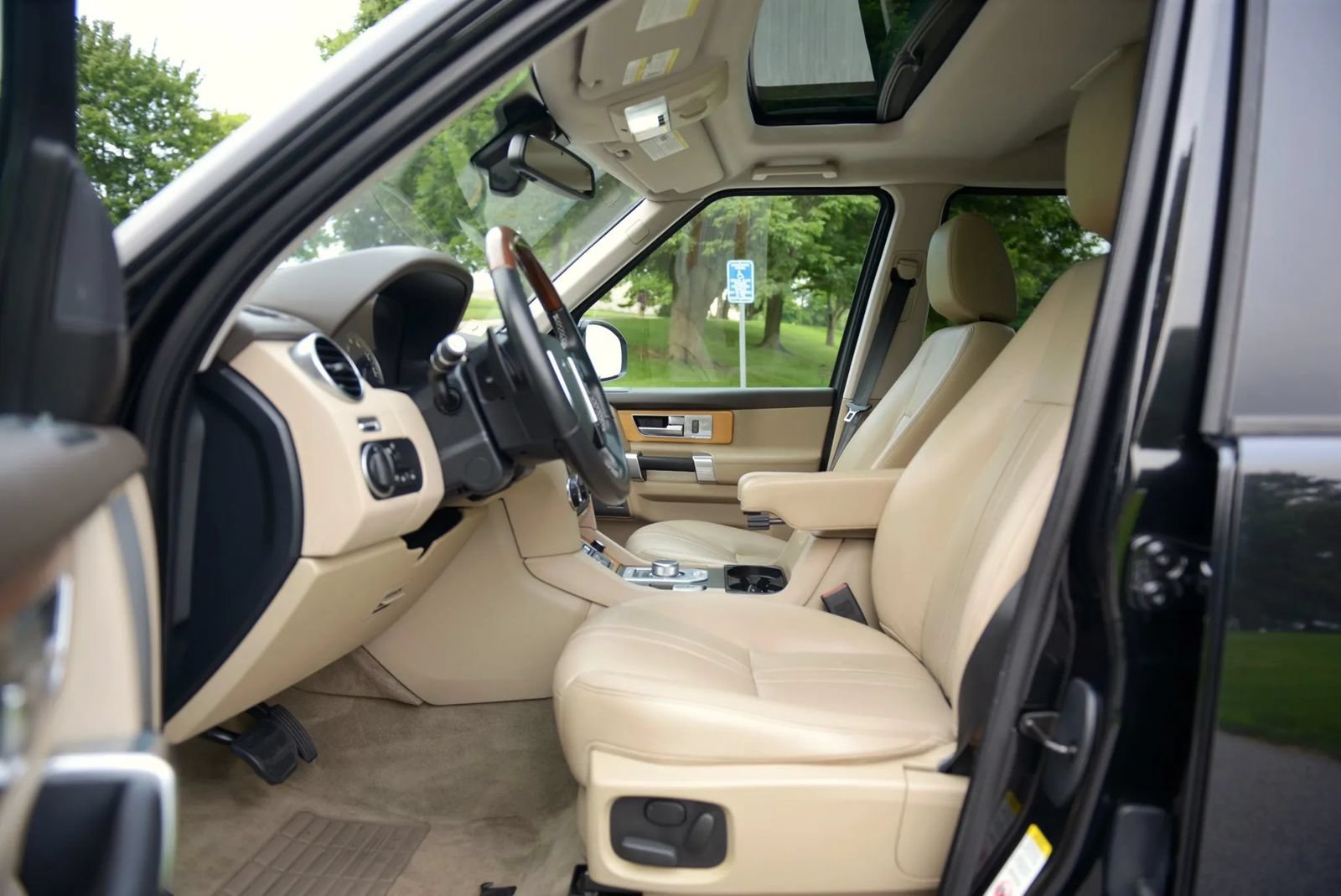 Used 2016 Land Rover LR4 HSE Silver Edition AWD/4WD image 37