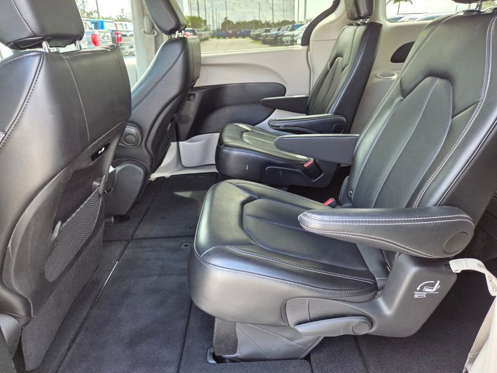 Used 2024 Chrysler Pacifica Touring-L FWD image 20