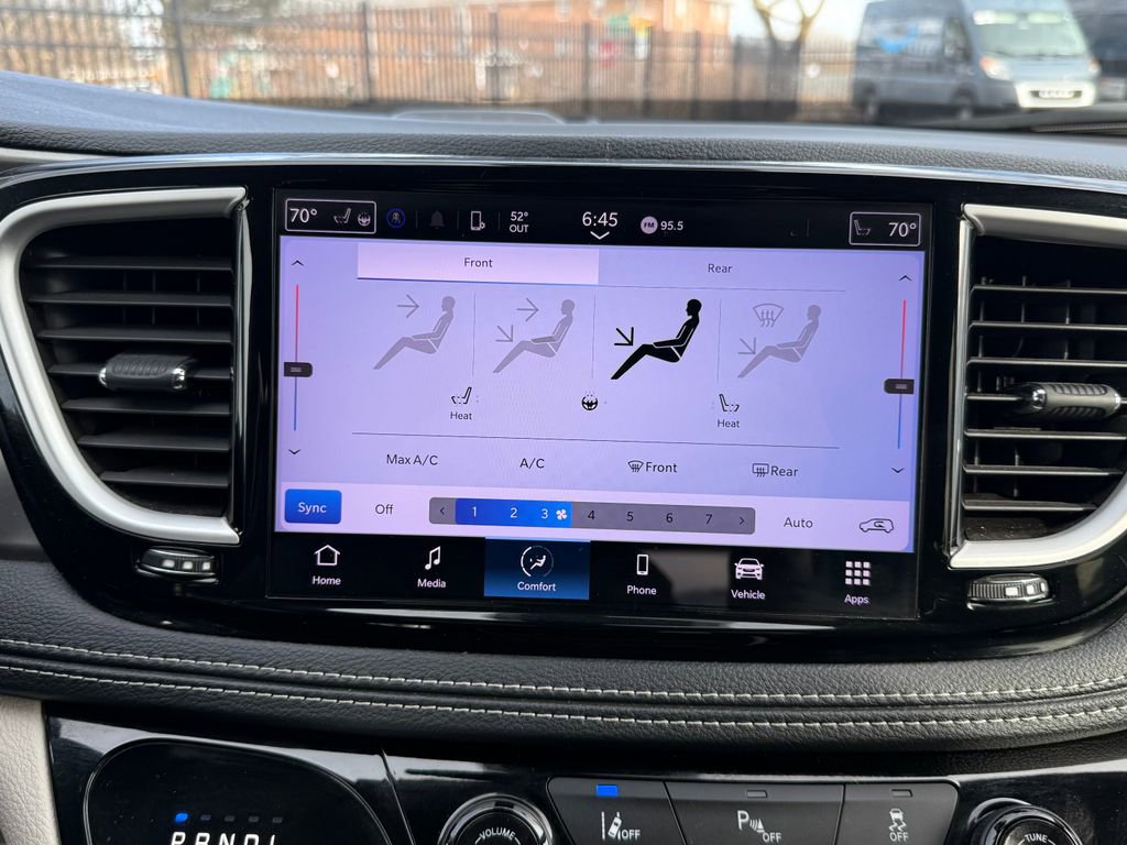 Used 2023 Chrysler Pacifica Touring-L image 26