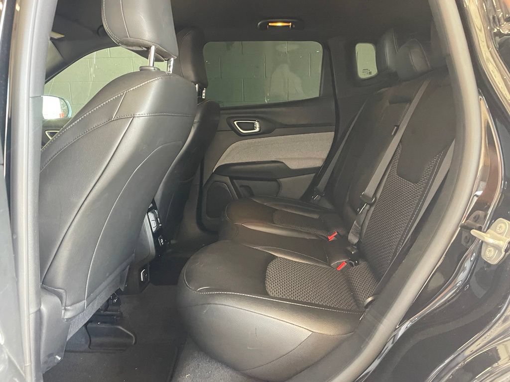 Used 2025 Jeep Compass Latitude AWD/4WD image 16