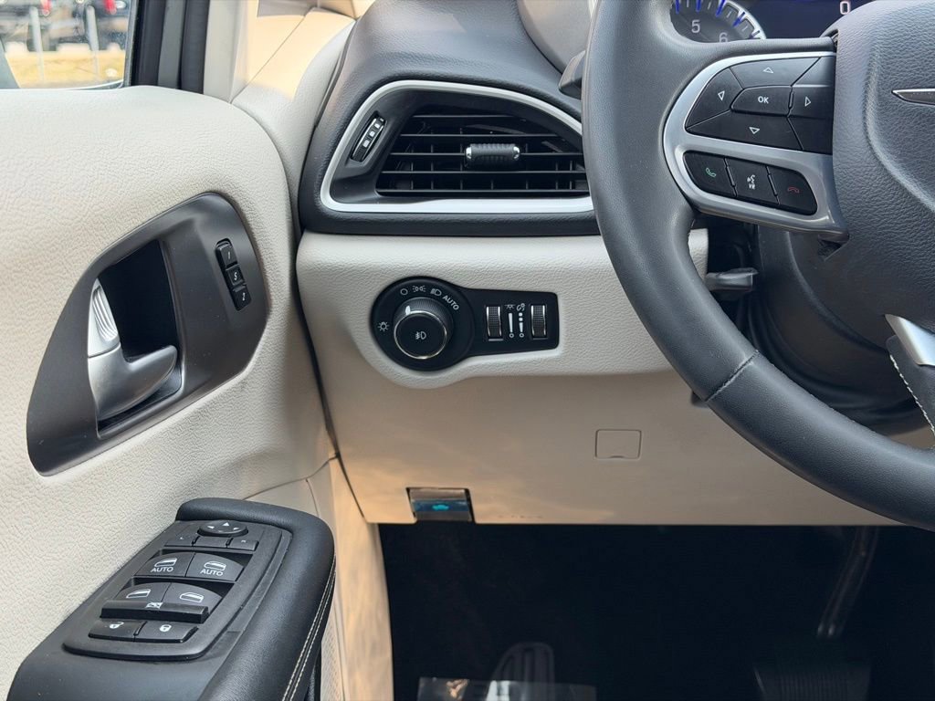 Used 2023 Chrysler Pacifica Touring-L image 30