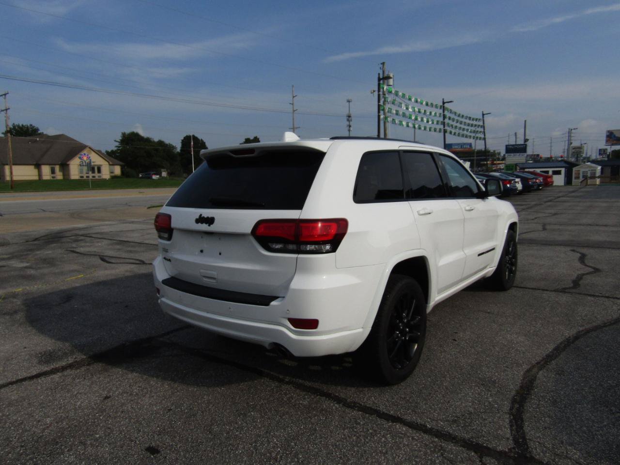 Used 2017 Jeep Grand Cherokee Altitude AWD/4WD image 8