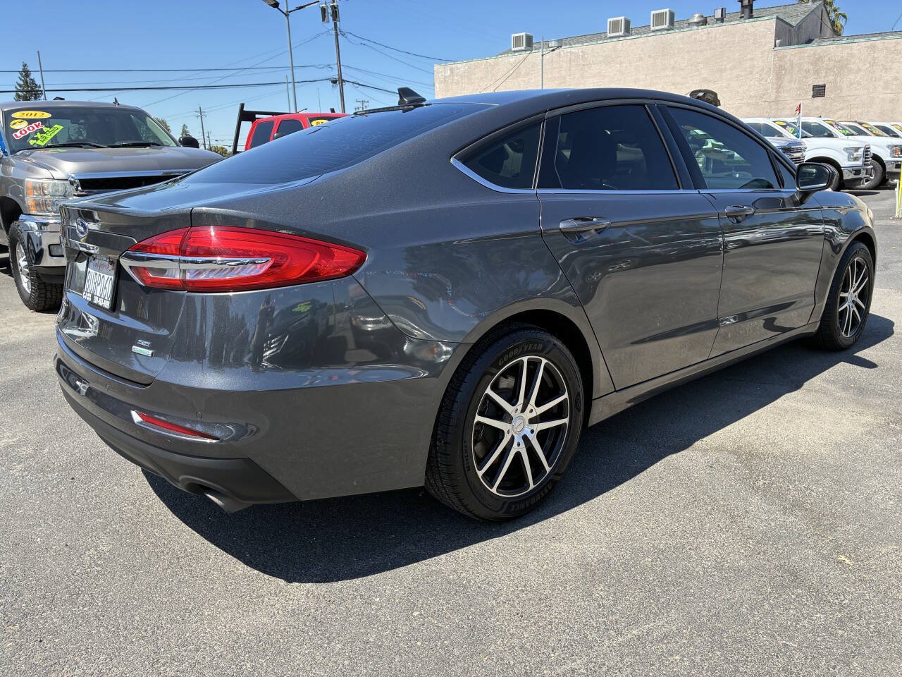 Used 2020 Ford Fusion SE FWD image 2