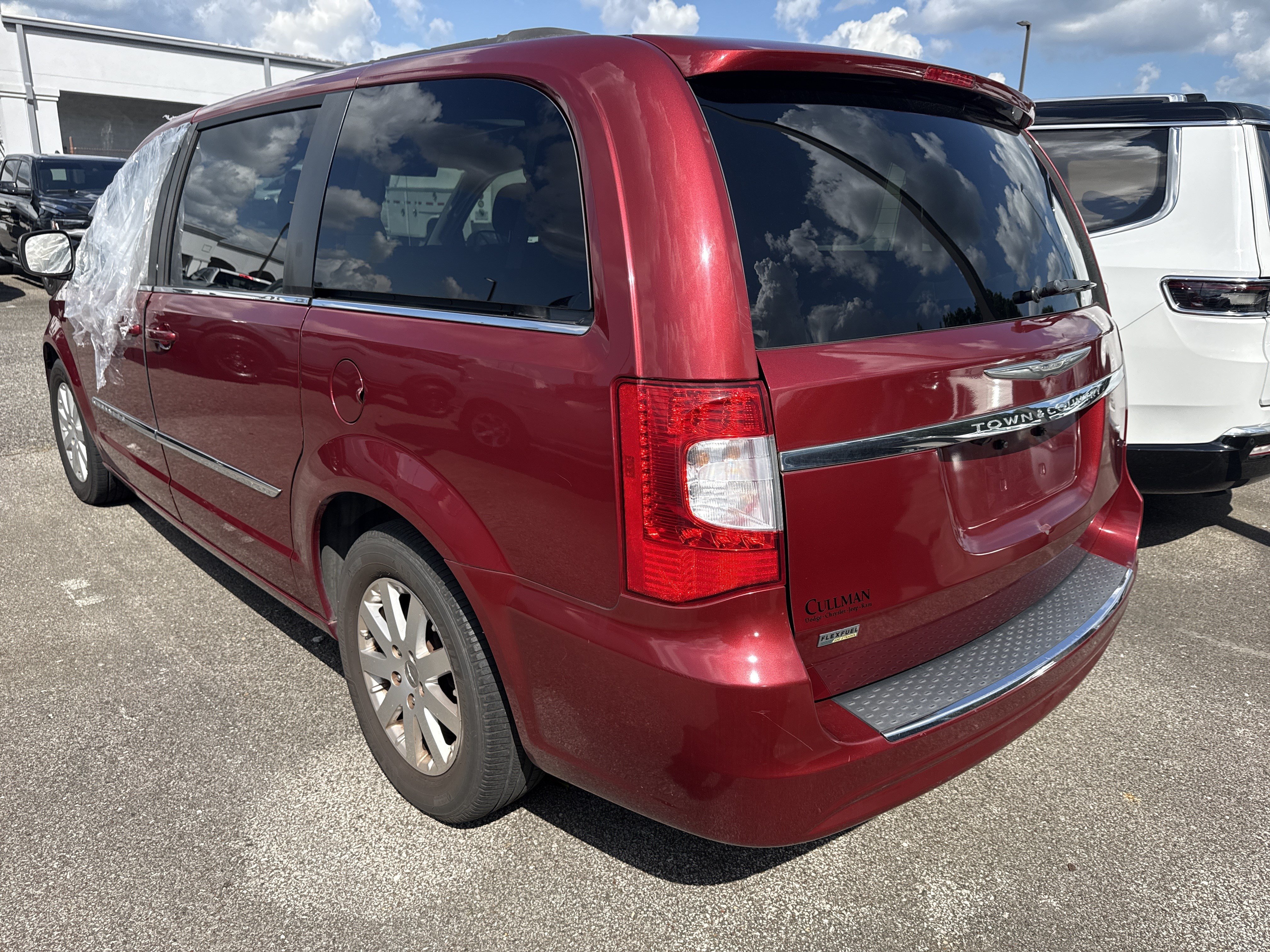 Used 2014 Chrysler Town & Country Touring FWD image 8