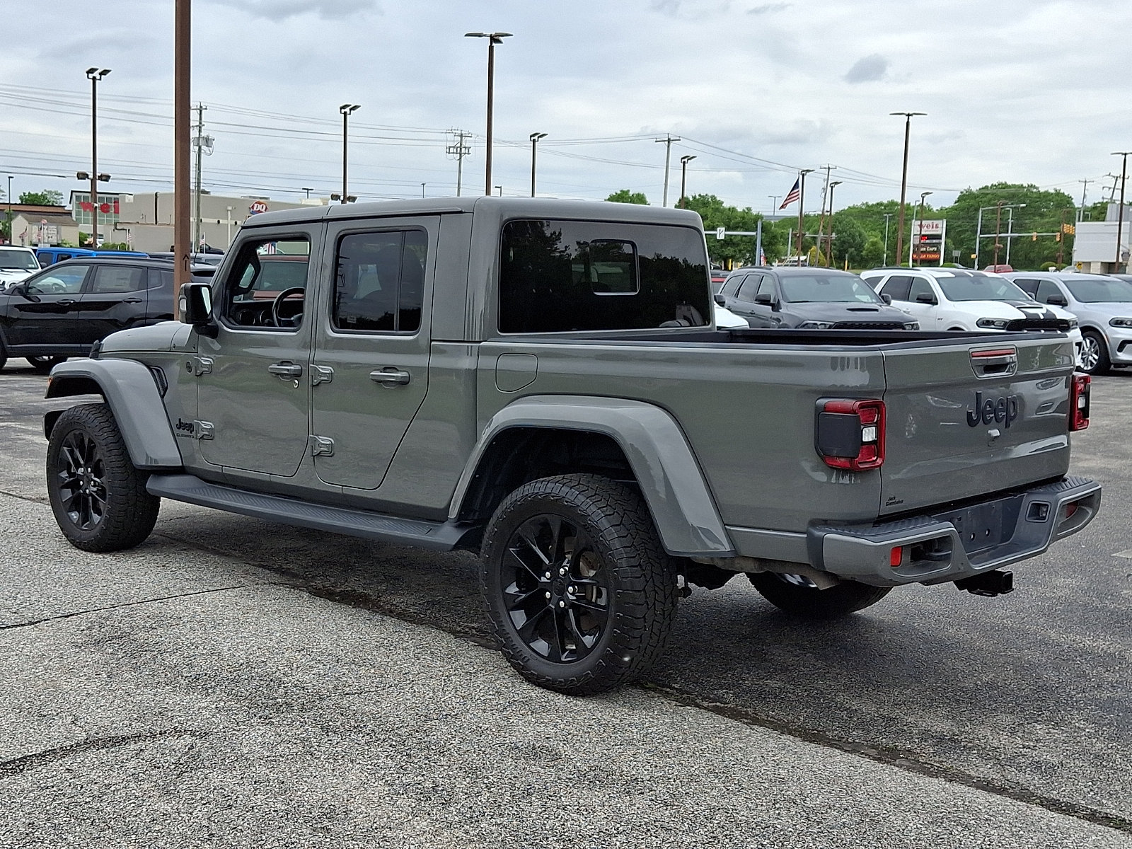 Used 2022 Jeep Gladiator Overland AWD/4WD image 5
