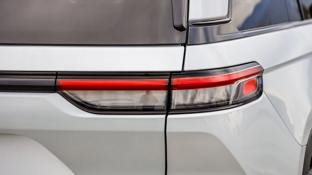 Used 2024 Jeep Grand Cherokee Altitude image 10