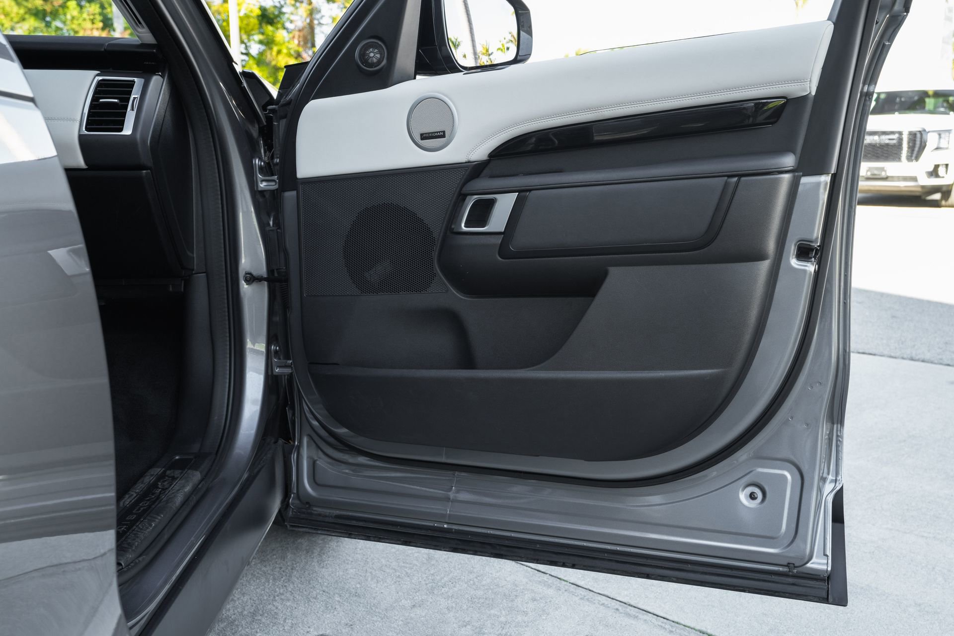 Used 2025 Land Rover Discovery S image 38