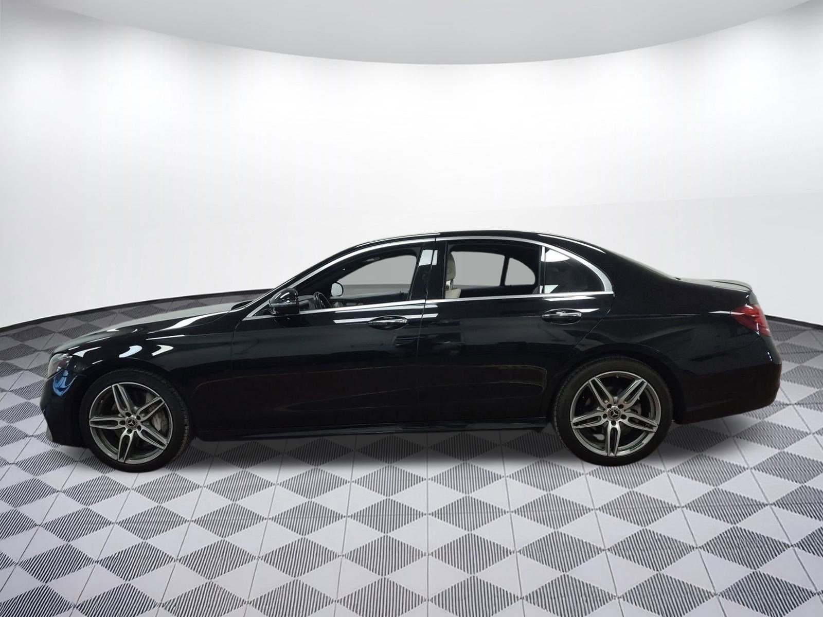 Used 2018 Mercedes-Benz E 300 4MATIC image 2