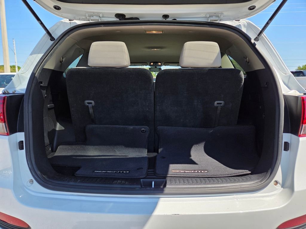 Used 2020 Kia Sorento LX image 16