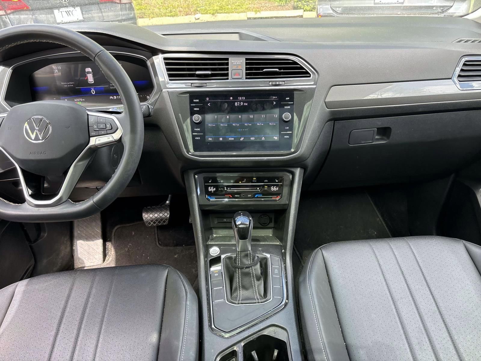 Used 2023 Volkswagen Tiguan SE w/ Panoramic Sunroof Package FWD image 29