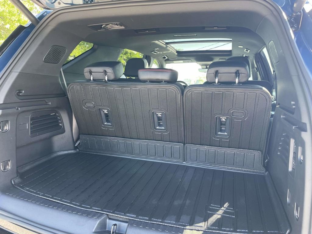 Used 2024 Chevrolet Traverse RS FWD image 11