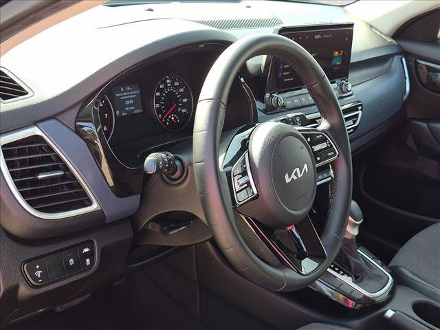 Used 2023 Kia Seltos S w/ Navigation Package FWD image 9