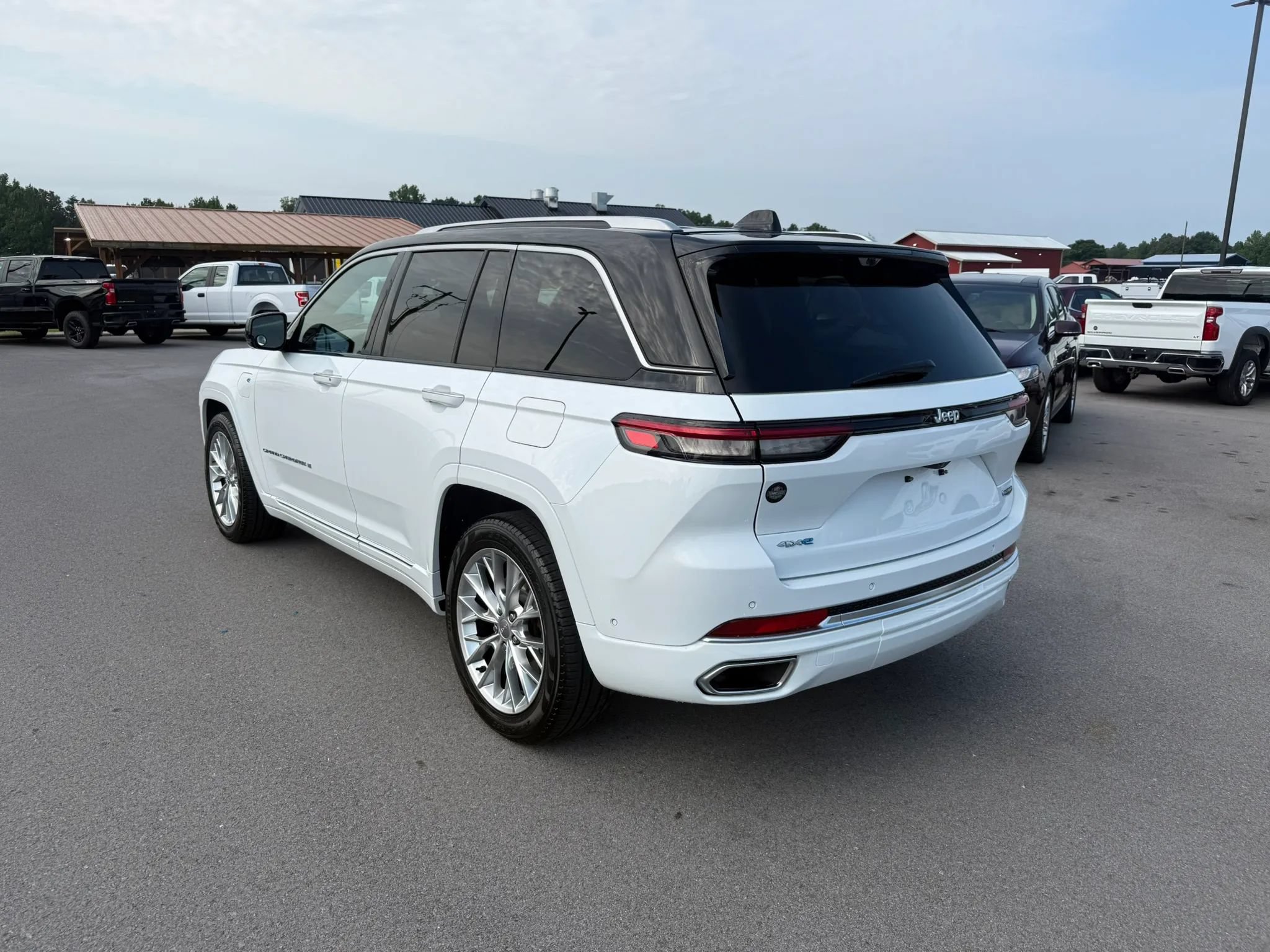 Used 2023 Jeep Grand Cherokee Summit w/ Advanced Protech Group IV AWD/4WD image 3