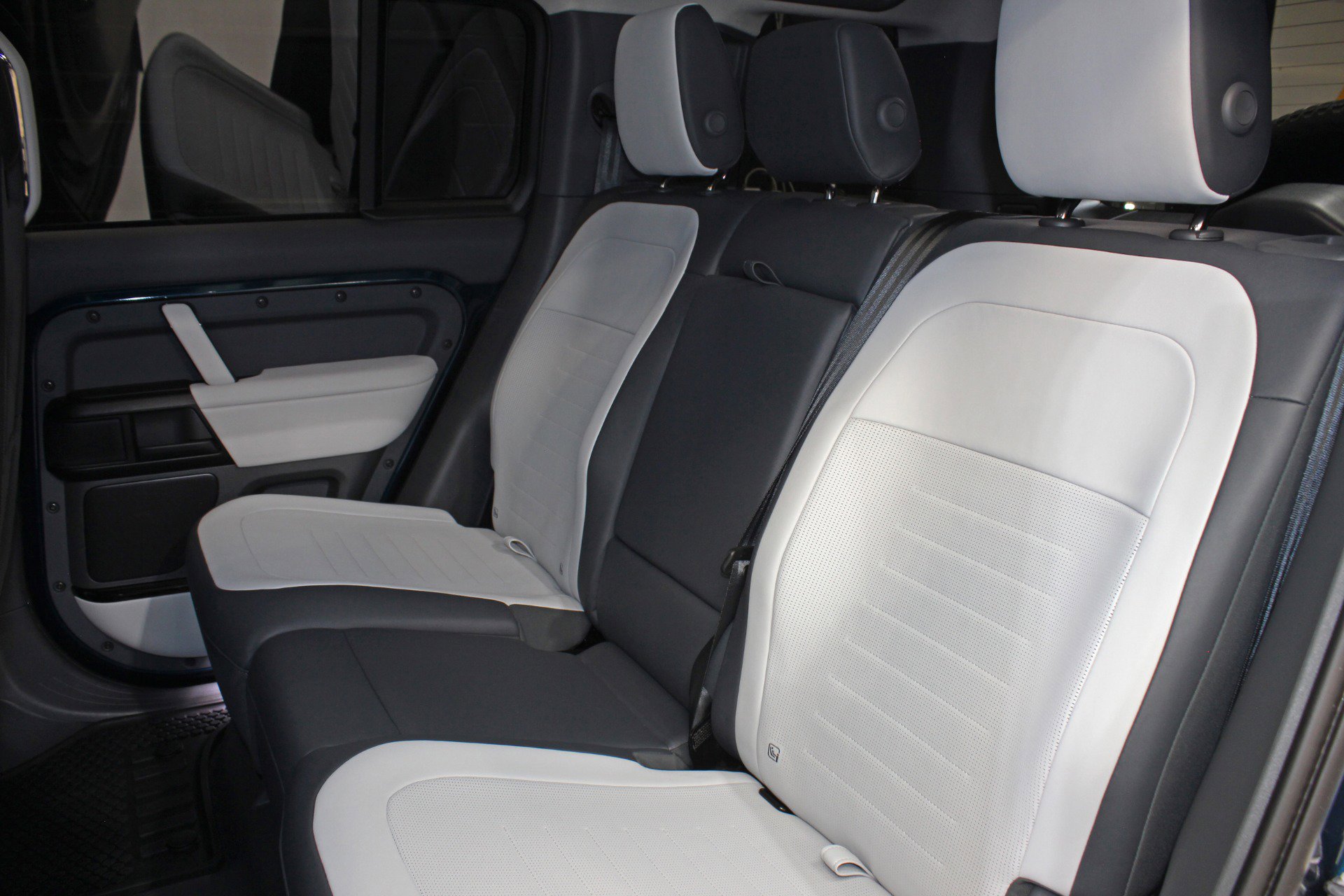 Used 2026 Land Rover Defender 110 image 47