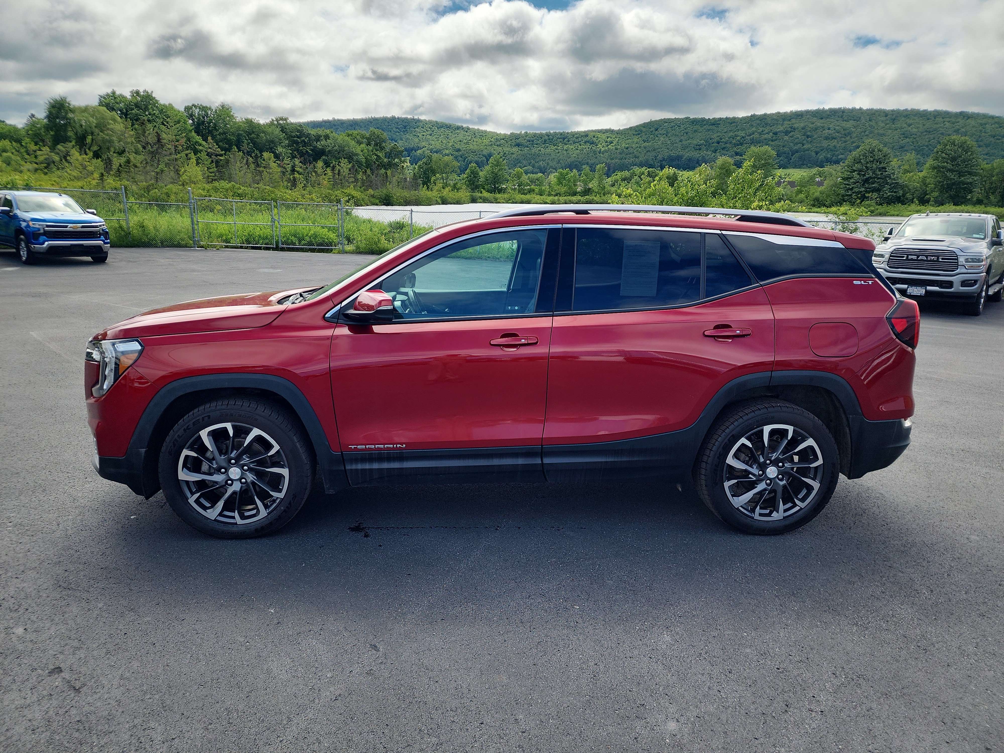 Certified 2022 GMC Terrain SLT w/ Infotainment Package II AWD/4WD image 5