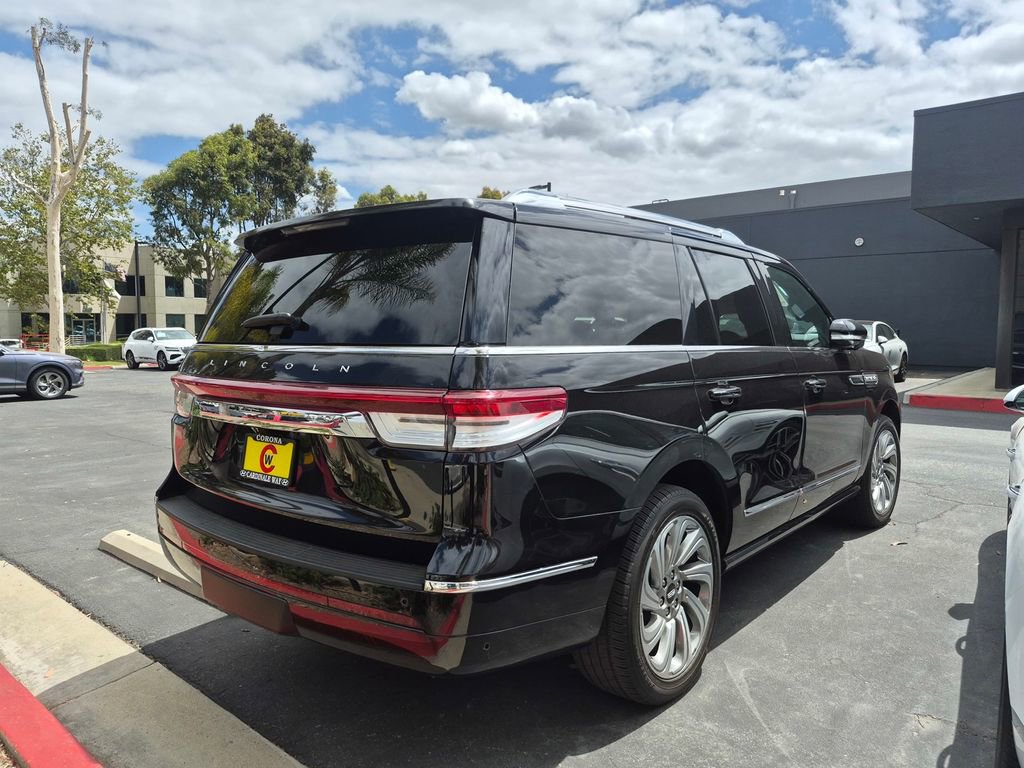 Used 2024 Lincoln Navigator Reserve AWD/4WD image 7