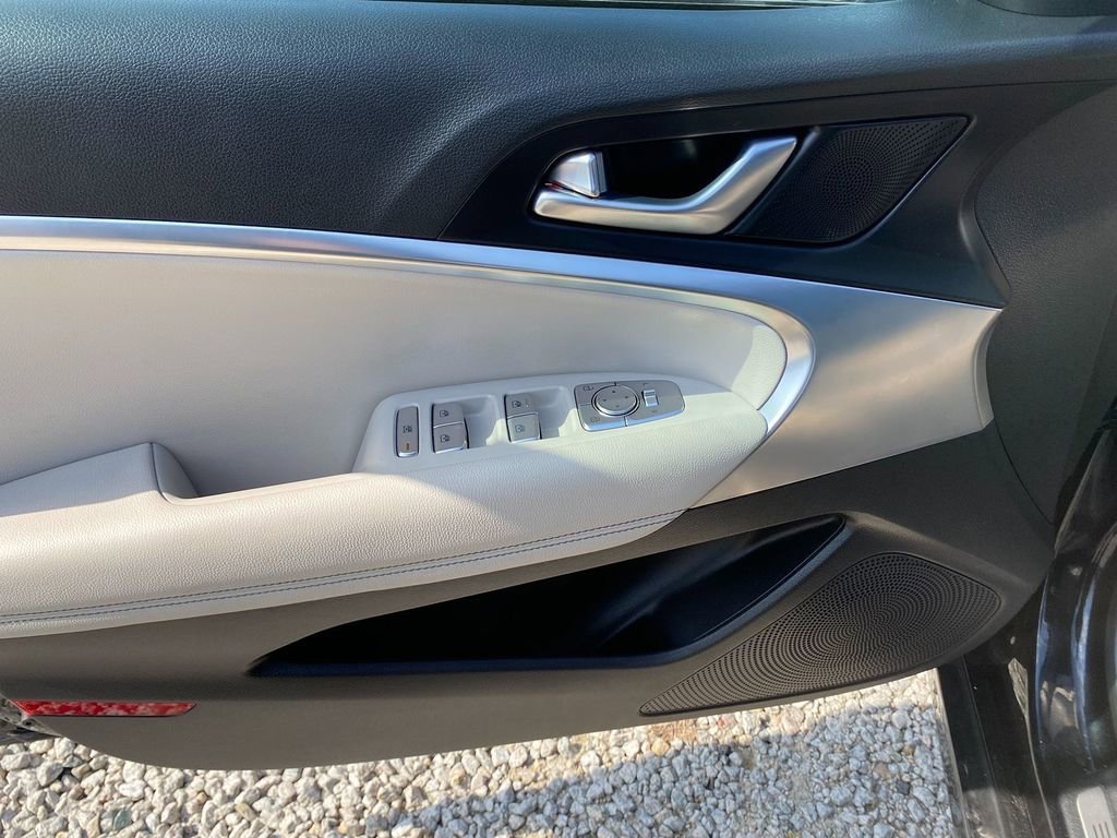 Used 2024 Genesis G70 2.5T image 11