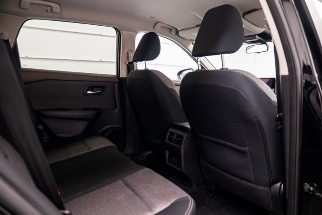 Used 2023 Nissan Rogue SV image 16