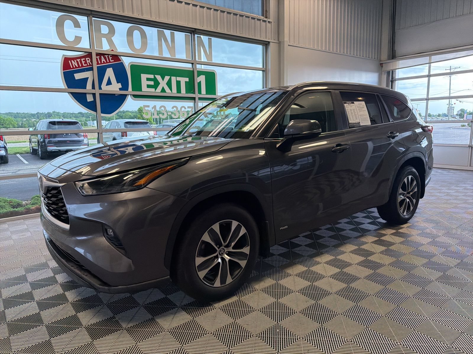 Used 2024 Toyota Highlander XLE AWD/4WD image 3