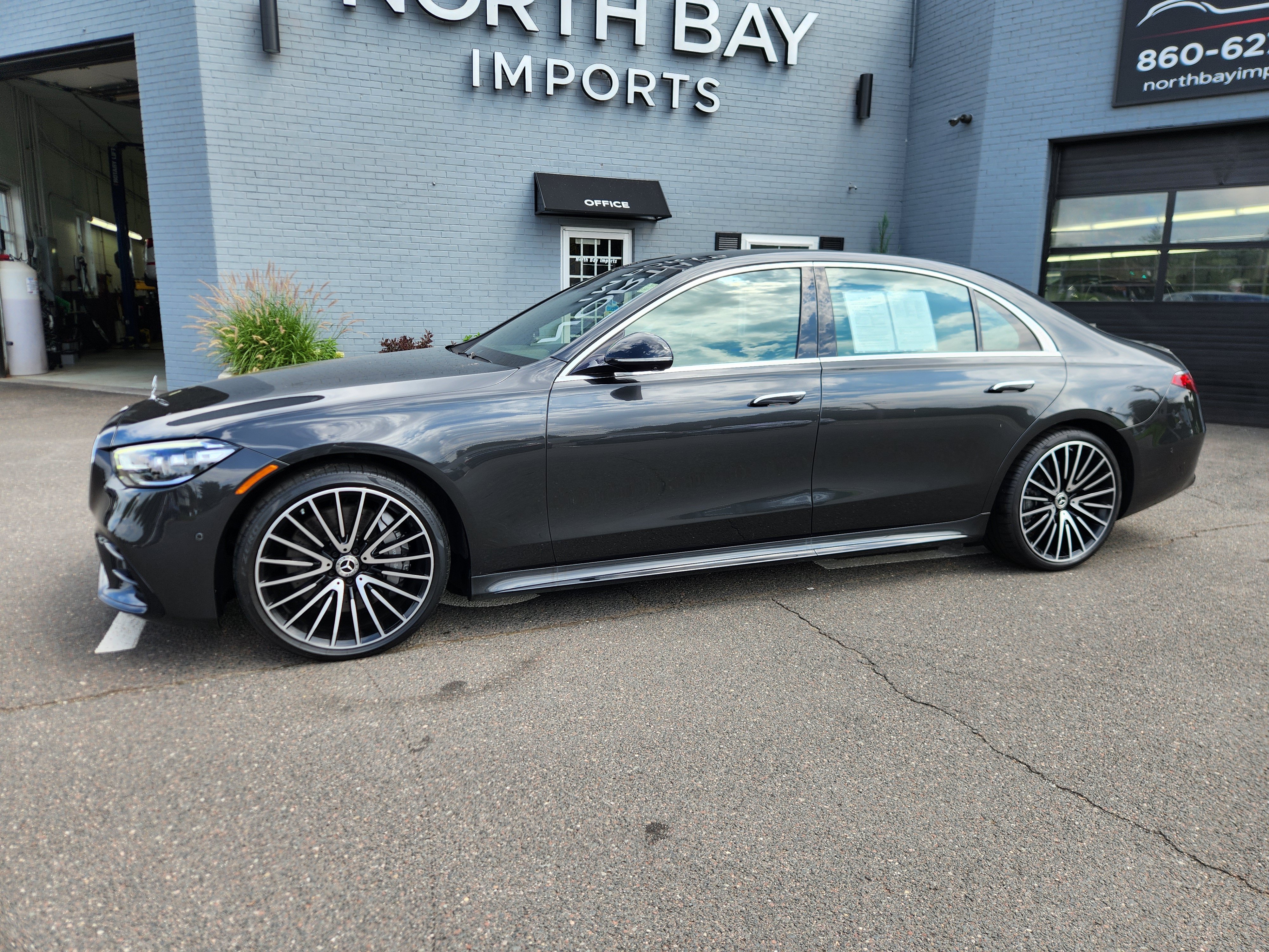 Used 2021 Mercedes-Benz S 580 4MATIC Sedan w/ AMG Line image 2