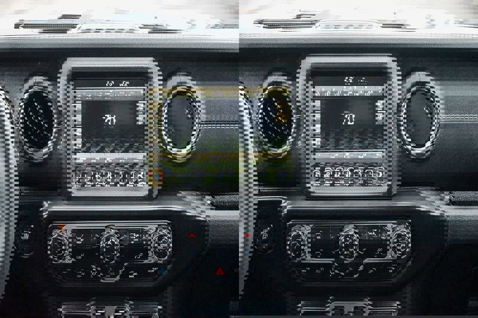 Used 2023 Jeep Wrangler Sahara image 13