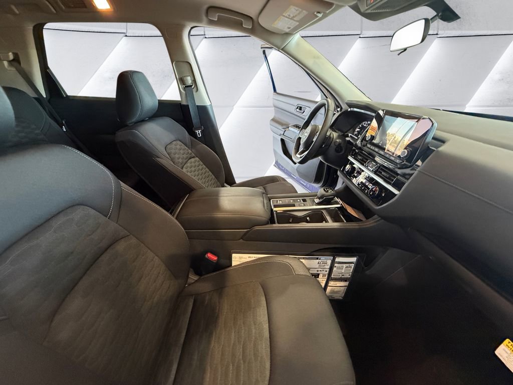 Used 2025 Nissan Pathfinder SV image 13
