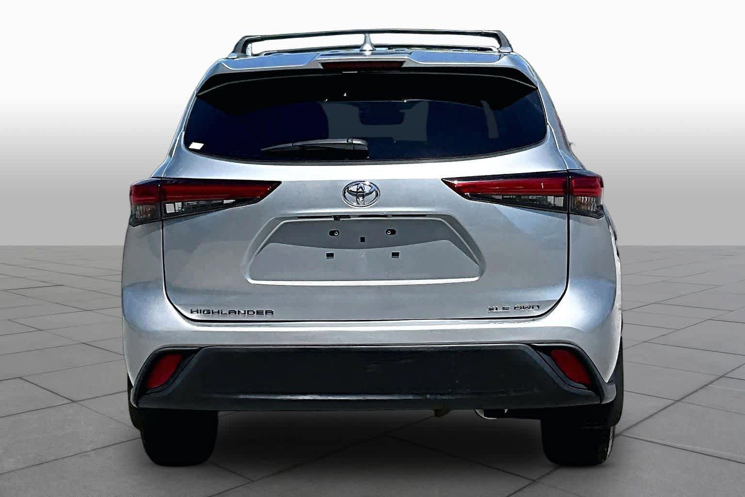 Used 2023 Toyota Highlander XLE AWD/4WD image 5