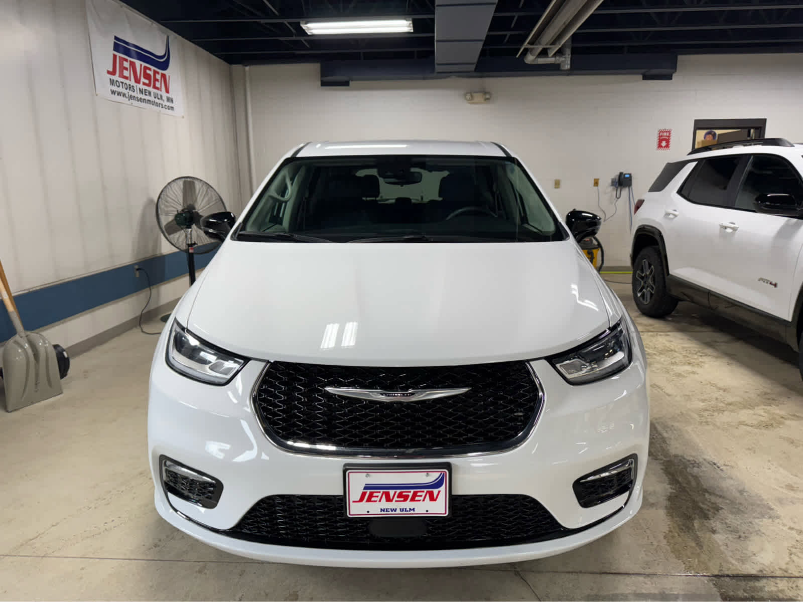 Used 2024 Chrysler Pacifica Touring-L image 2