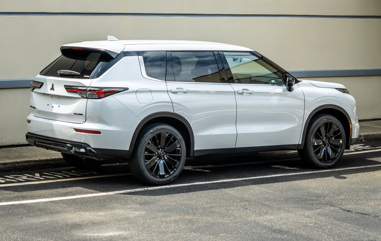 New 2026 Mitsubishi Outlander LE AWD/4WD image 8