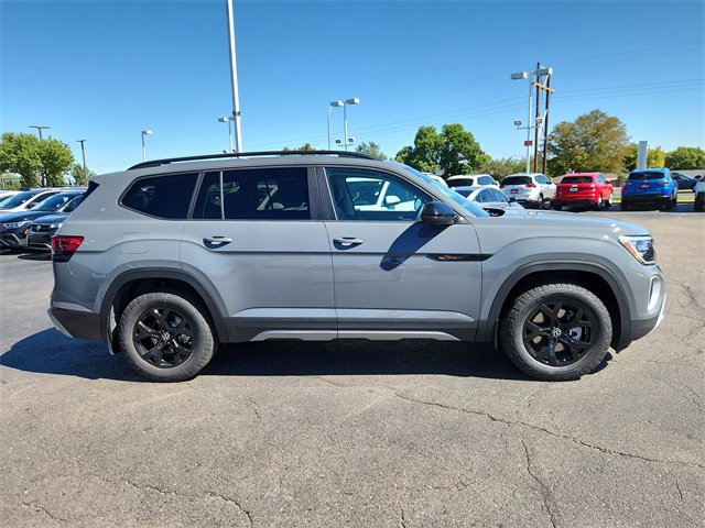 New 2026 Volkswagen Atlas Peak Edition image 2