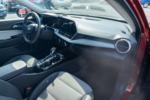 Used 2025 Chevrolet Trax LT FWD image 37