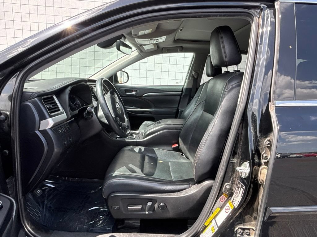 Used 2019 Toyota Highlander Limited FWD image 3