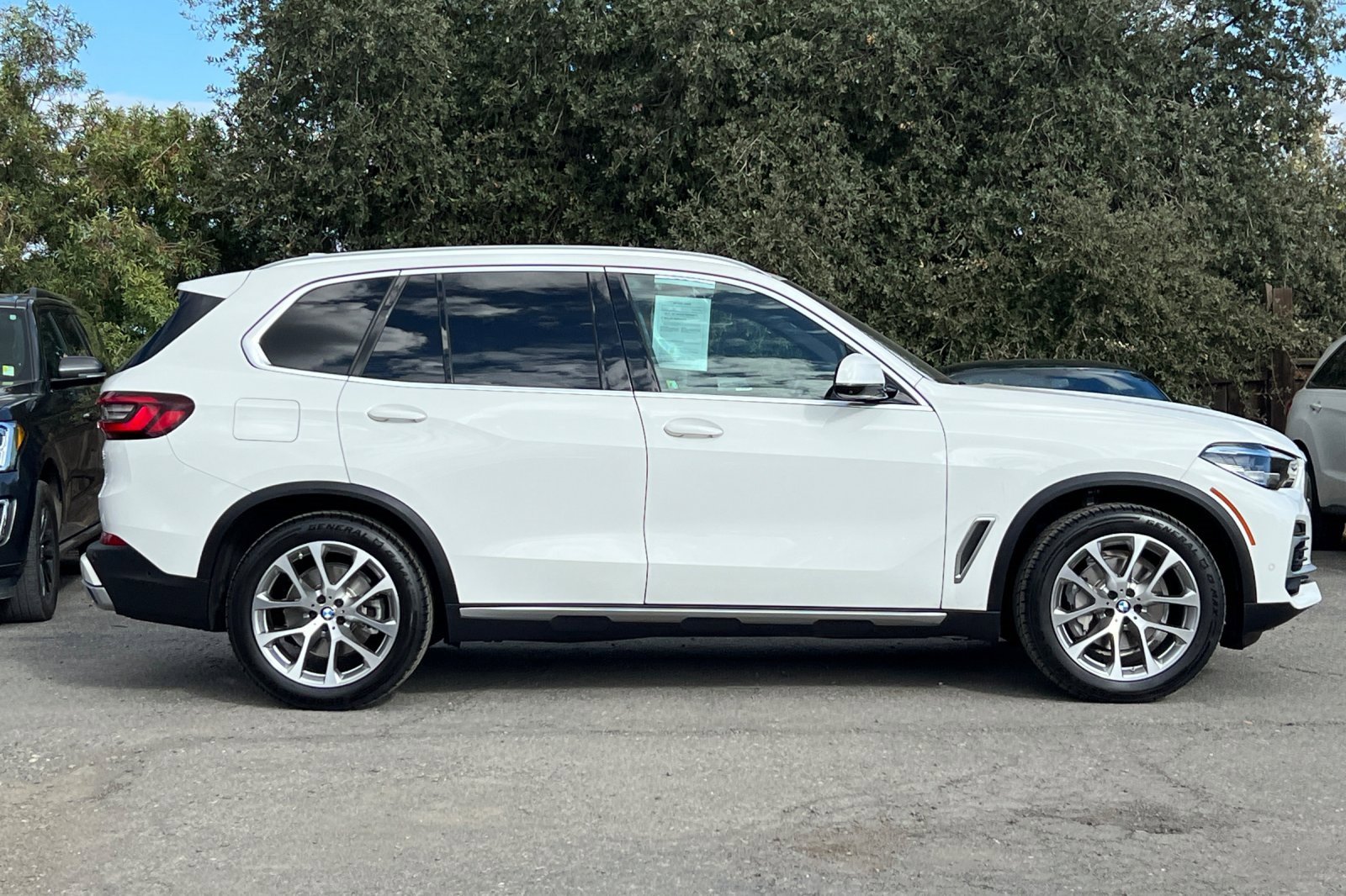 Used 2022 BMW X5 xDrive40i w/ Parking Assistance Package image 3
