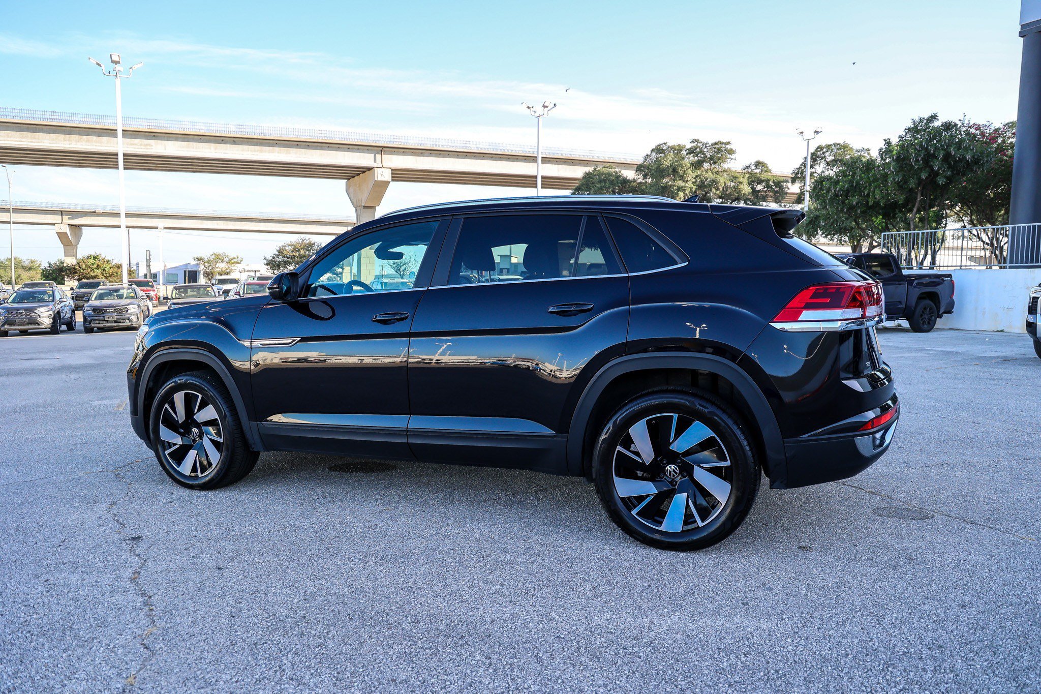 Used 2025 Volkswagen Atlas Cross Sport SE AWD/4WD image 10