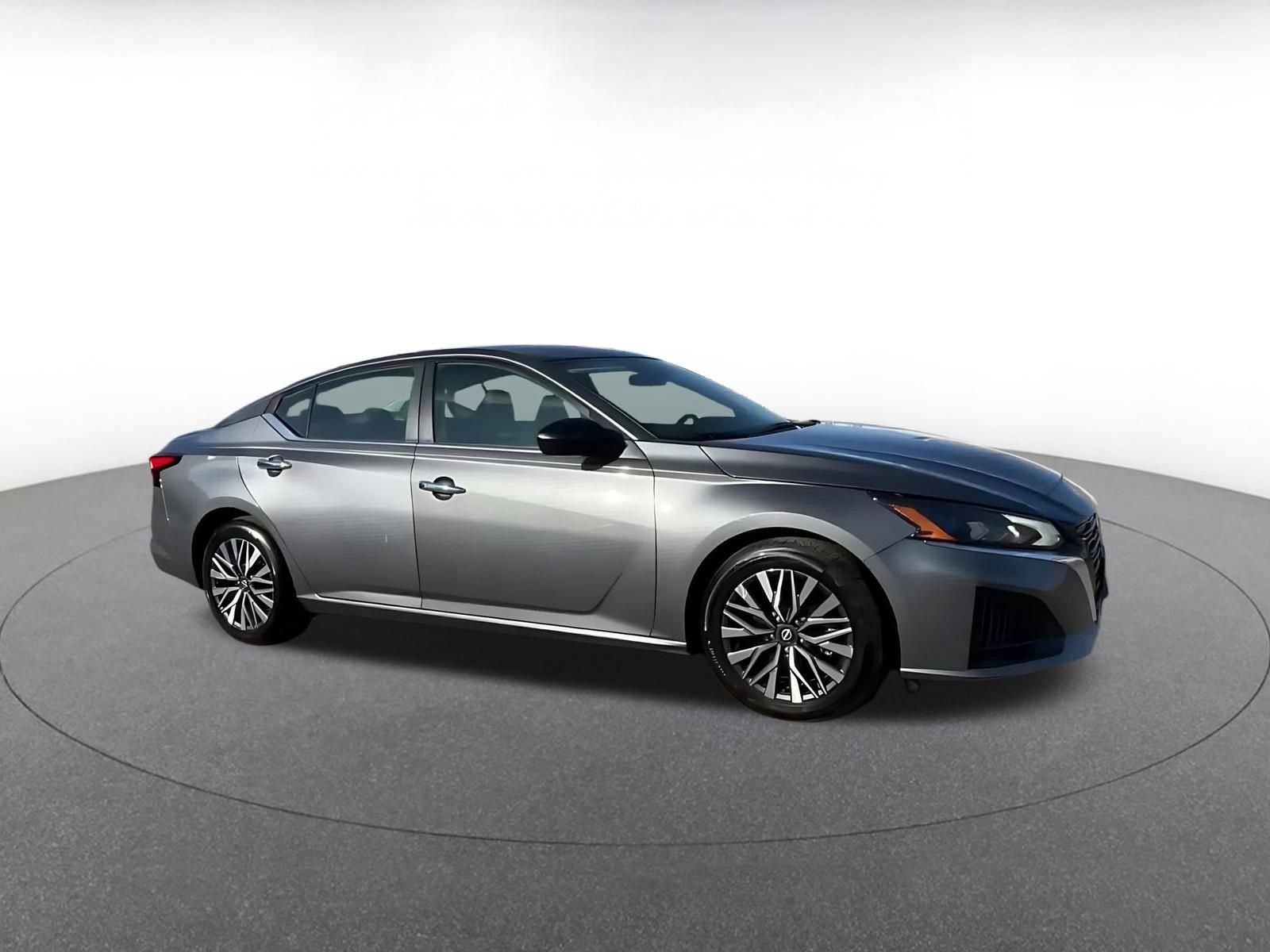 Used 2025 Nissan Altima 2.5 SV image 2