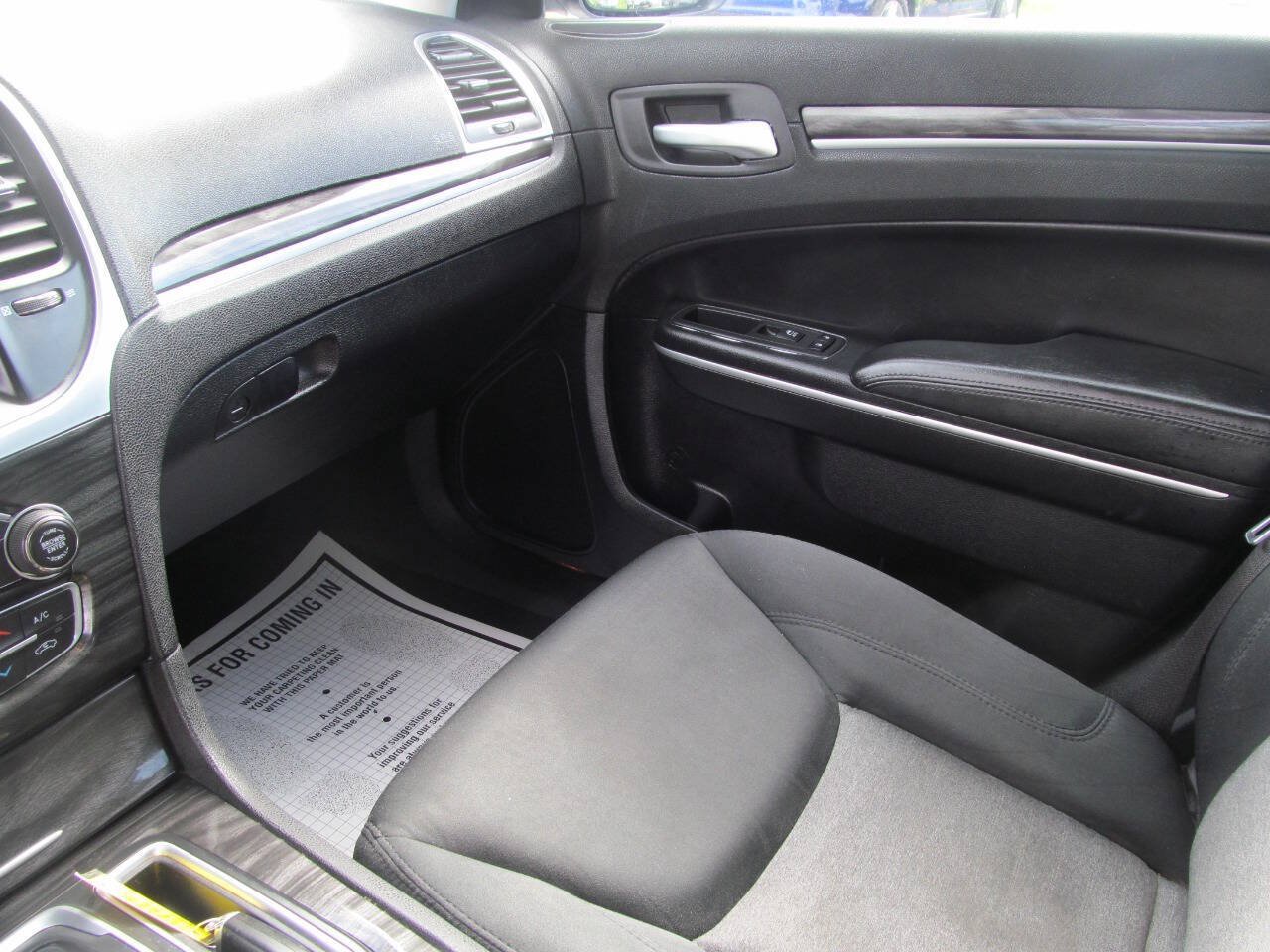 Used 2019 Chrysler 300 Touring RWD image 12