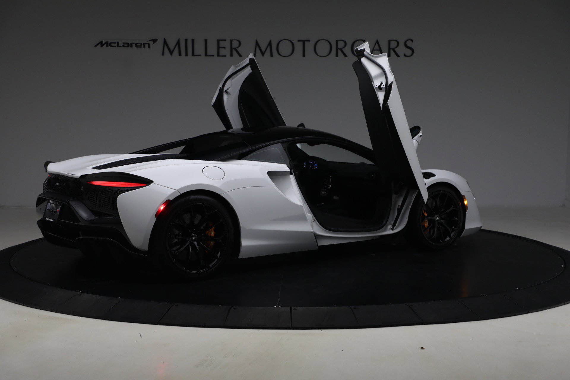 Used 2023 McLaren Artura image 19
